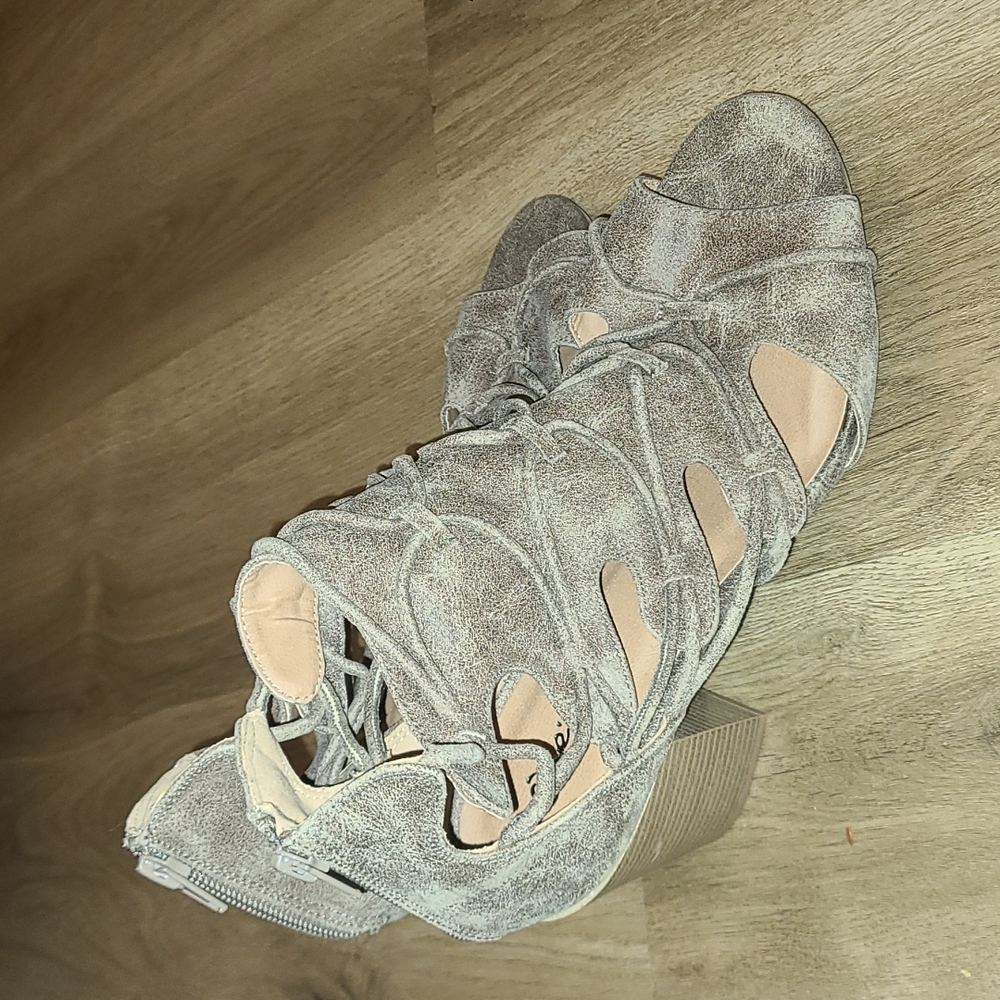 Heels - Picture 2 of 3